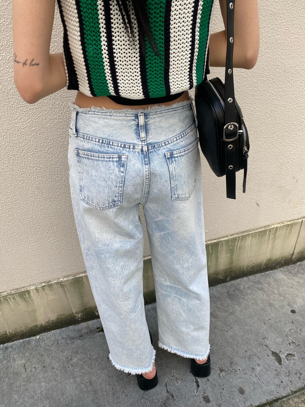 ブラック系のニット/セーター、その他のニット/セーター、ブルー系のデニムパンツを着用したレディースの春コーディネートの9枚目の写真