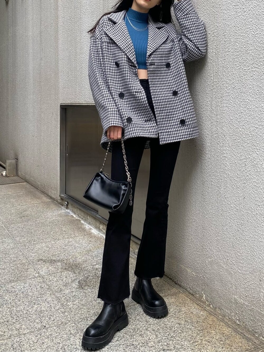その他のテーラードジャケット、ブルー系のニット/セーター、ブラック系のハンドバッグを着用したレディースの秋コーディネートの8枚目の写真