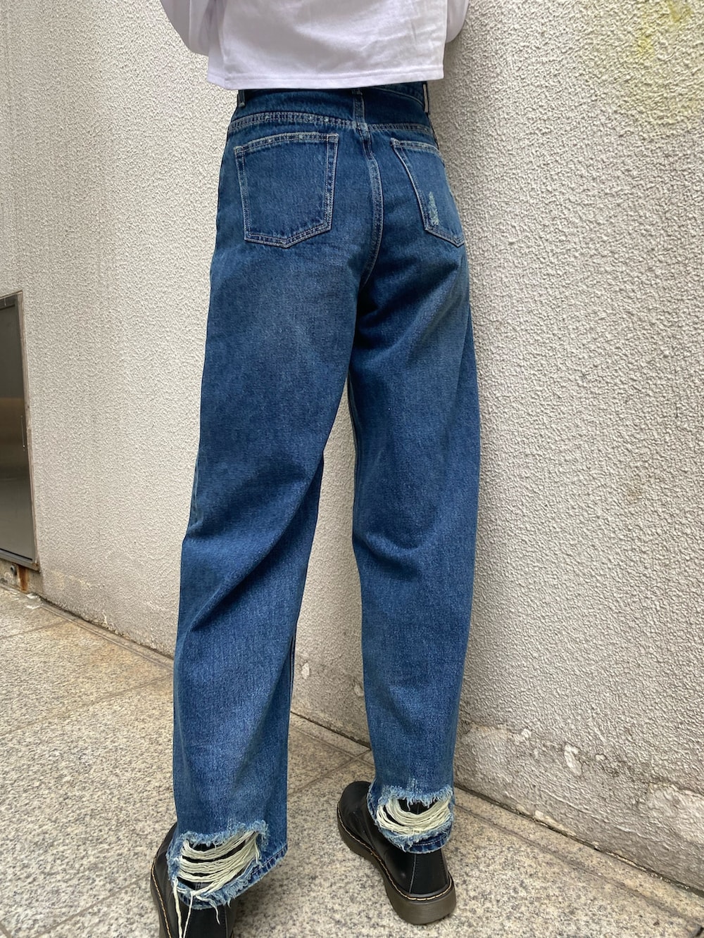 ブルー系のデニムパンツ、グリーン系のTシャツ/カットソー、シルバー系のネックレスを着用したレディースの冬コーディネートの7枚目の写真