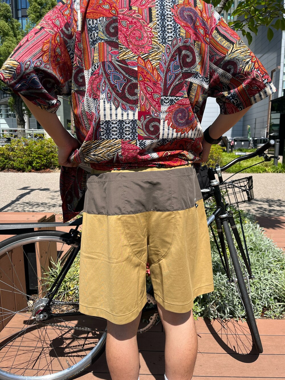 ベージュ系のその他パンツを着用したメンズの夏コーディネートの2枚目の写真