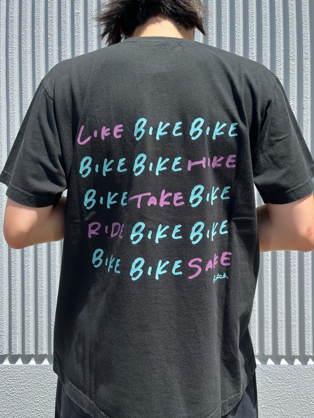 ブラック系のTシャツ/カットソー、ブルー系のシャツ/ブラウスを着用したメンズの夏コーディネートの3枚目の写真