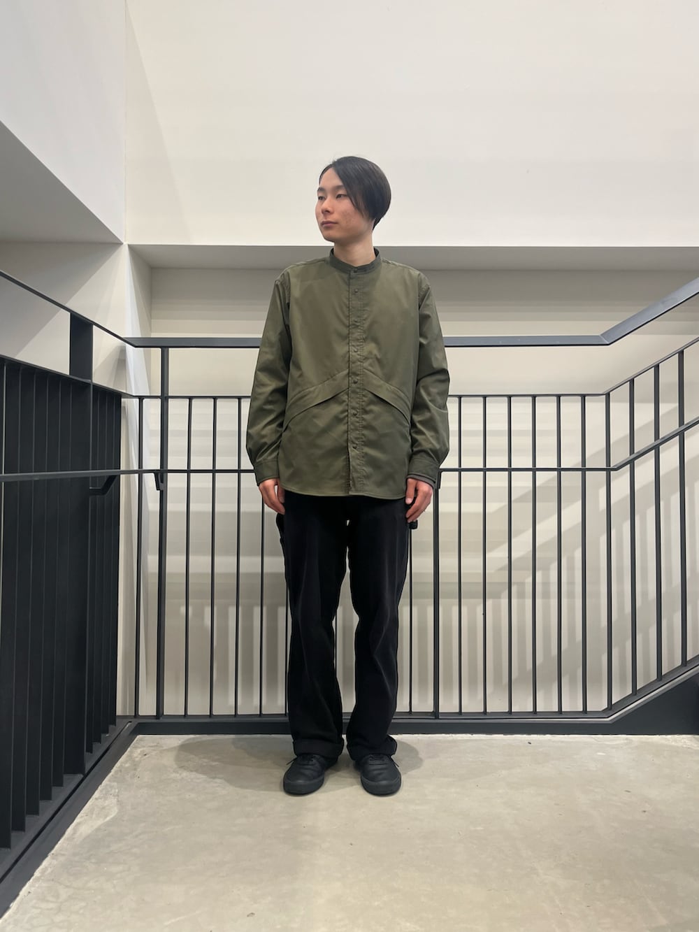 グリーン系のシャツ/ブラウス、その他のマウンテンパーカーを着用したメンズの春コーディネートの2枚目の写真