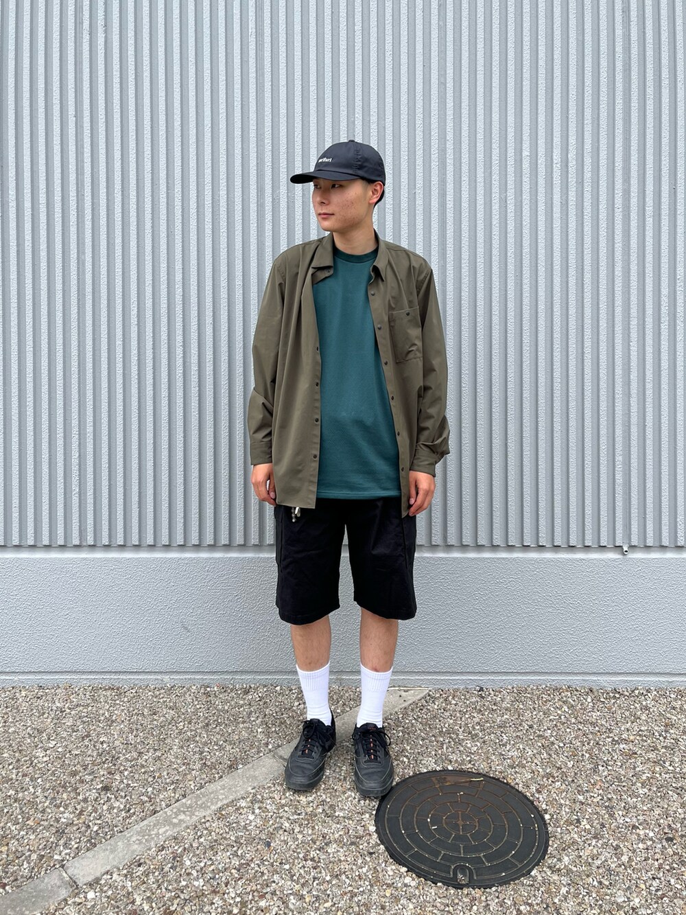 ブラック系のカーゴパンツ、グリーン系のシャツ/ブラウス、グリーン系のTシャツ/カットソーを着用したメンズの夏コーディネートの2枚目の写真