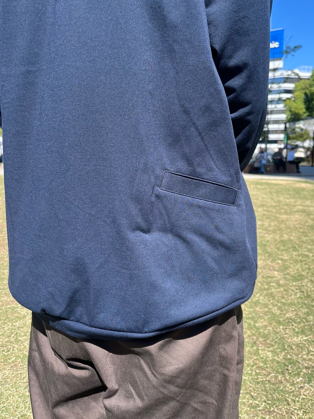 ブルー系のスウェットを着用したメンズの秋コーディネートの3枚目の写真