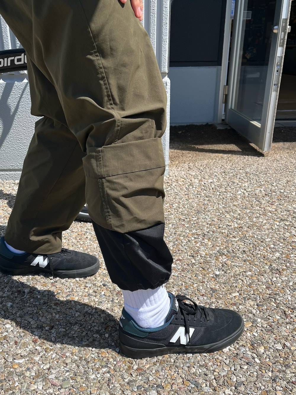 グリーン系のその他パンツ、ブルー系のシャツ/ブラウス、ブラック系のキャップを着用したメンズの春コーディネートの4枚目の写真