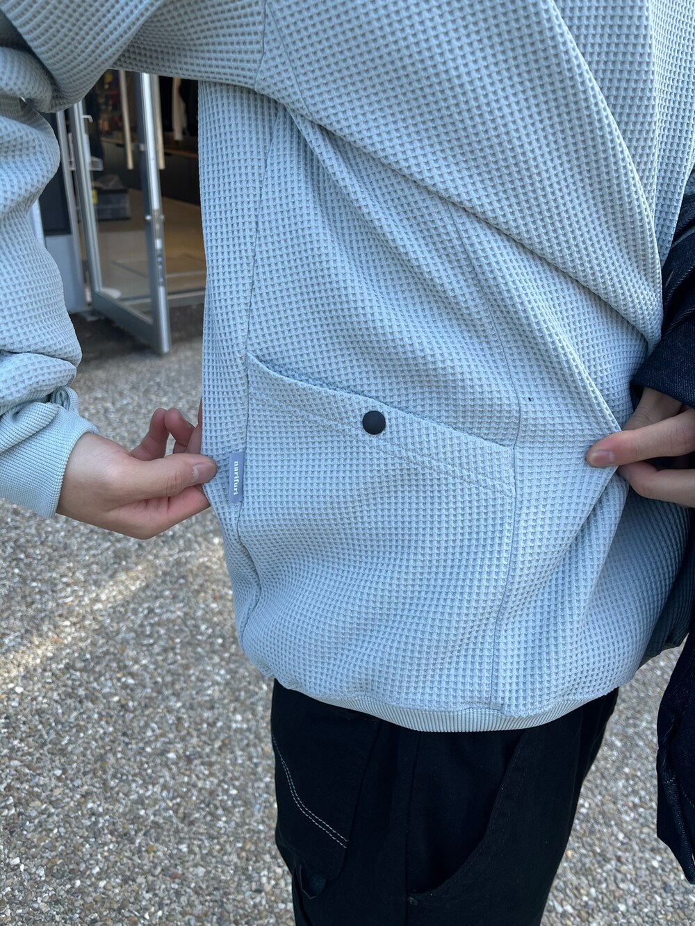 ブルー系のデニムジャケット、グレー系のパーカーを着用したメンズの春コーディネートの3枚目の写真