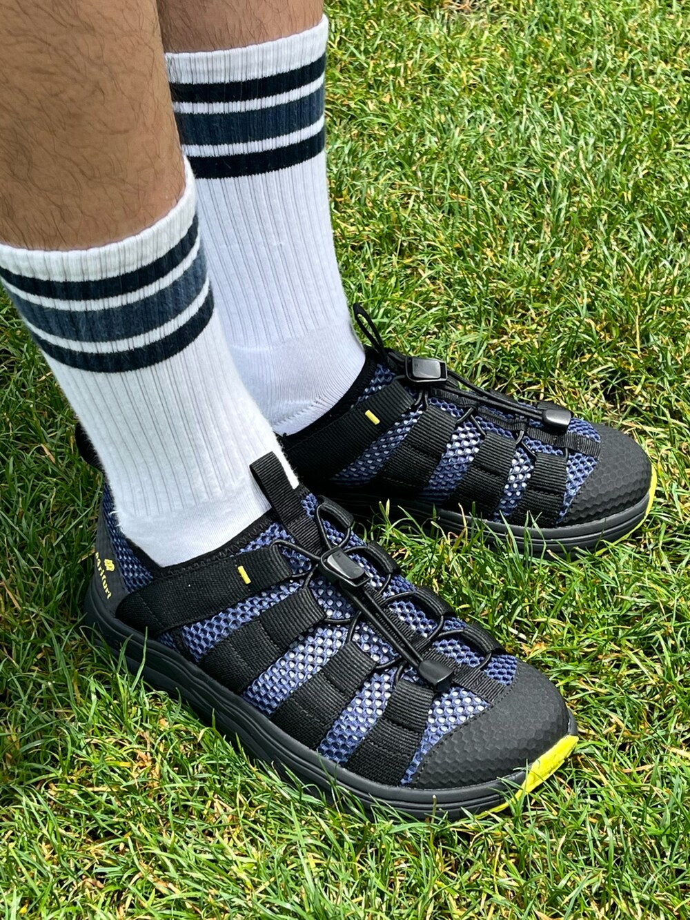 グレー系のその他パンツ、ブルー系のスニーカー、グレー系のシャツ/ブラウスを着用したメンズの夏コーディネートの2枚目の写真