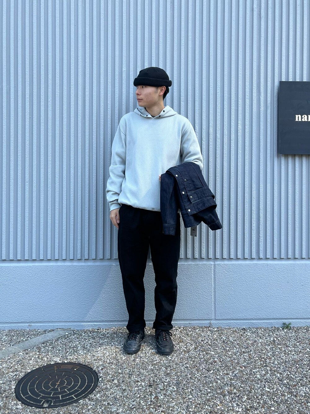 ブルー系のデニムジャケット、グレー系のパーカーを着用したメンズの春コーディネートの2枚目の写真