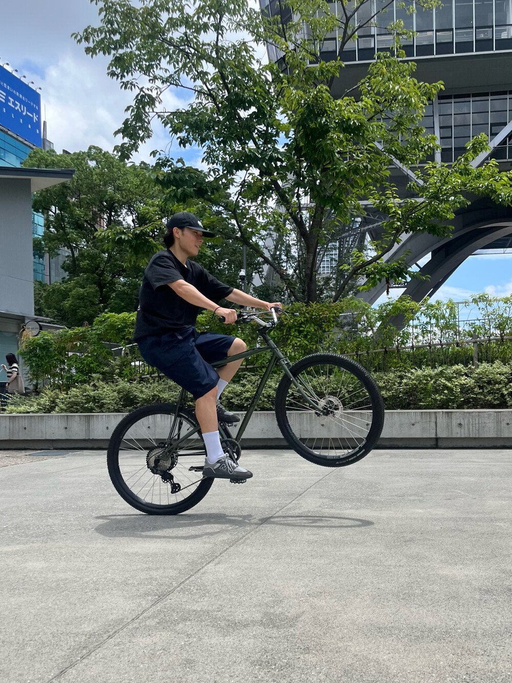 ブルー系のカーゴパンツ、ブラック系のベルトを着用したメンズの夏コーディネートの3枚目の写真