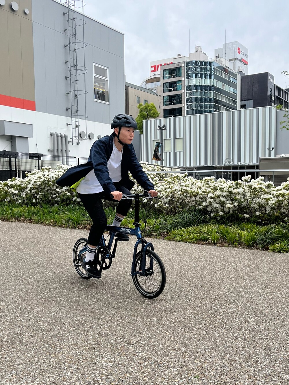 ブラック系のその他パンツ、ブルー系のシャツ/ブラウスを着用したメンズの春コーディネートの4枚目の写真