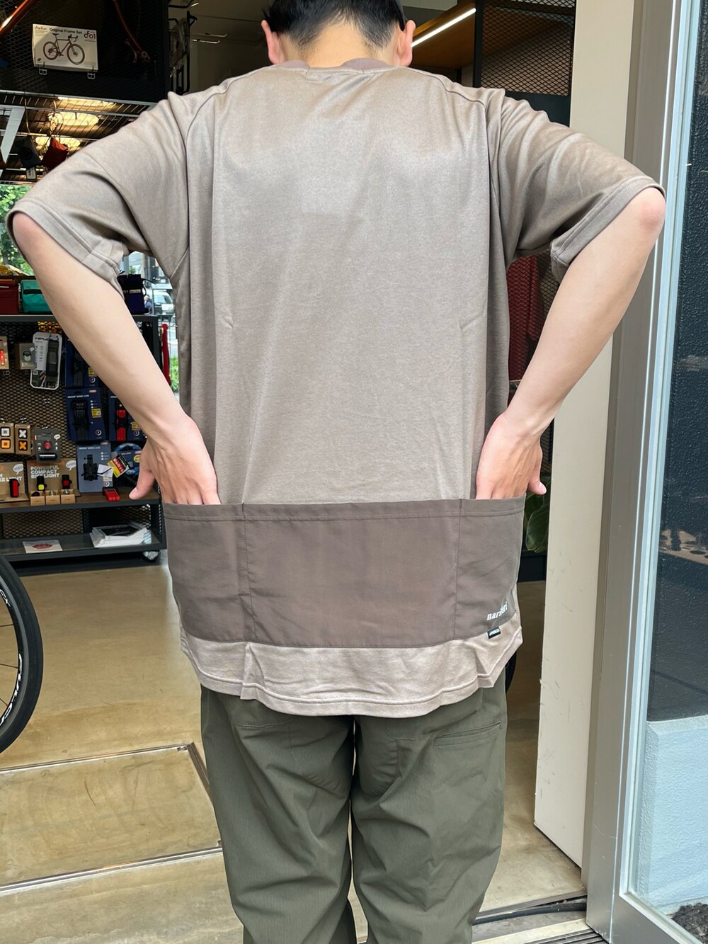 グリーン系のその他パンツ、グリーン系のシャツ/ブラウス、ベージュ系のTシャツ/カットソーを着用したメンズの夏コーディネートの3枚目の写真
