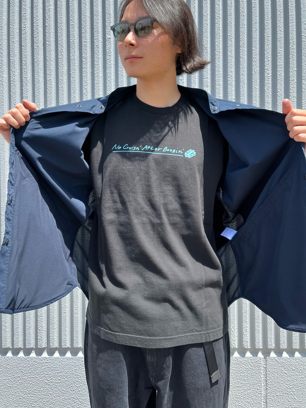 ブラック系のTシャツ/カットソー、ブルー系のシャツ/ブラウスを着用したメンズの夏コーディネートの2枚目の写真