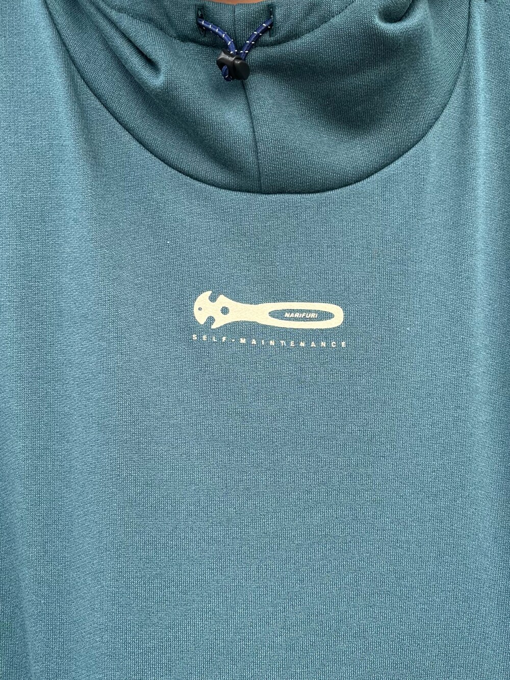 グレー系のパーカーを着用したメンズの秋コーディネートの3枚目の写真