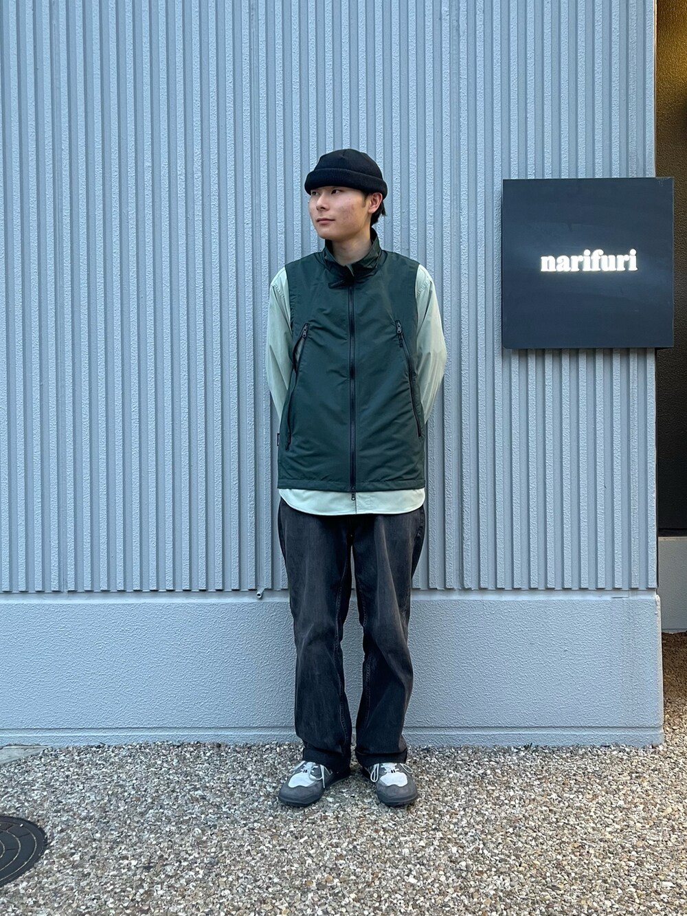 グリーン系のブルゾン、グリーン系のシャツ/ブラウスを着用したメンズの春コーディネートの3枚目の写真