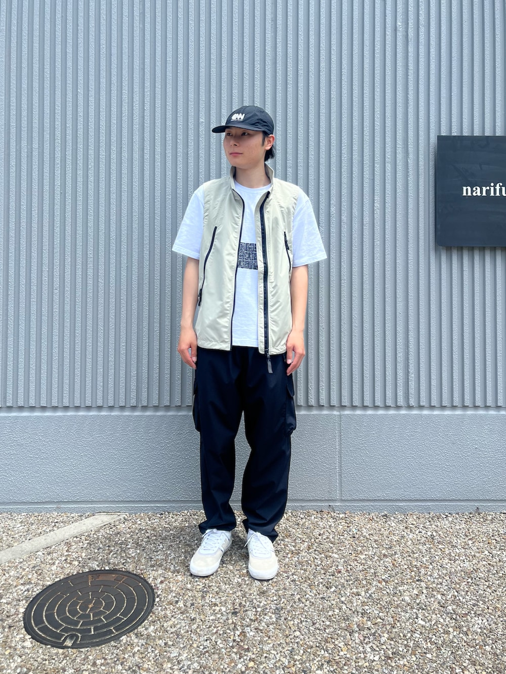 ブラック系のカーゴパンツ、ベージュ系のブルゾンを着用したメンズの春コーディネートの3枚目の写真