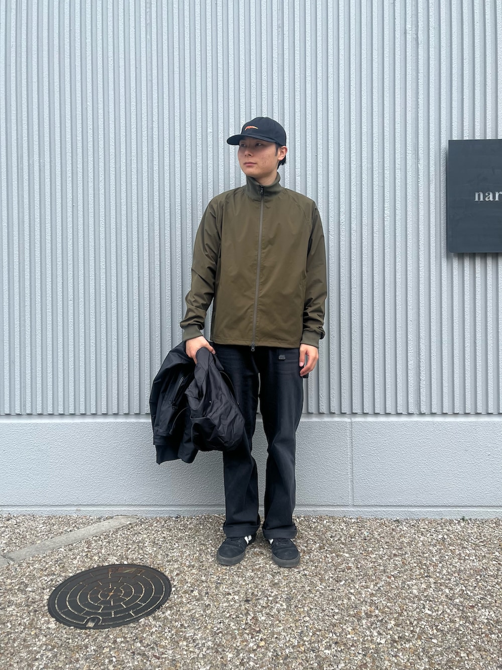 「スニーカー、アウター、マウンテンパーカー、シンプル、重ね着、キャップ、冬コーデ、トラックジャケット、narifuri、ナリフリ」｜「New Balance Numeric 272のアイテム（スニーカー、ブラック系）」を使った、yuseさん（メンズ・173cm）の冬コーディネートの3枚目の写真