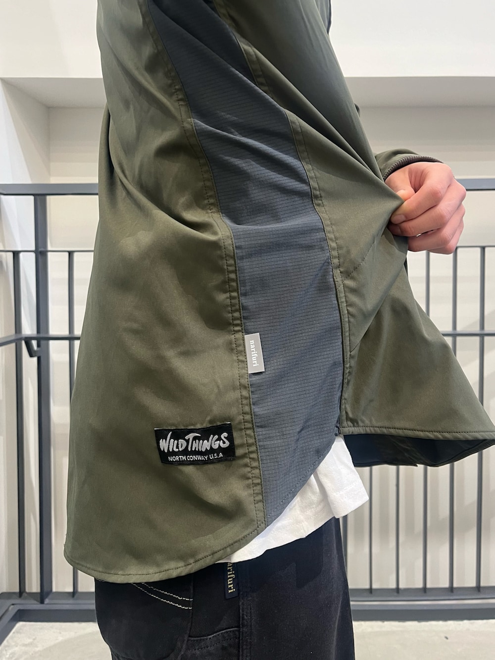 グリーン系のシャツ/ブラウス、その他のマウンテンパーカーを着用したメンズの春コーディネートの3枚目の写真