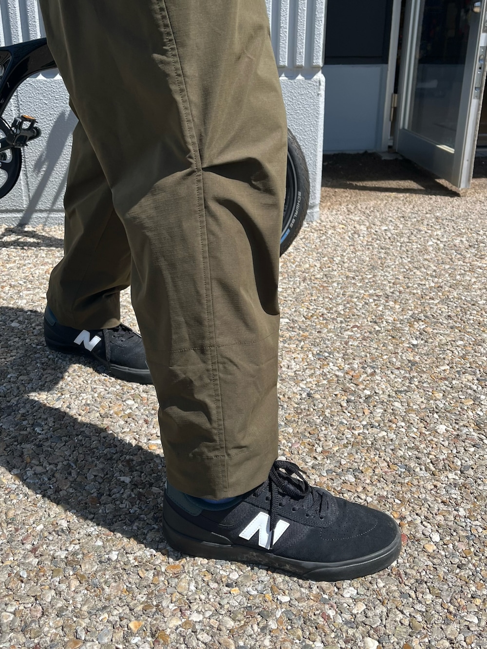 グリーン系のその他パンツ、ブルー系のシャツ/ブラウス、ブラック系のキャップを着用したメンズの春コーディネートの3枚目の写真