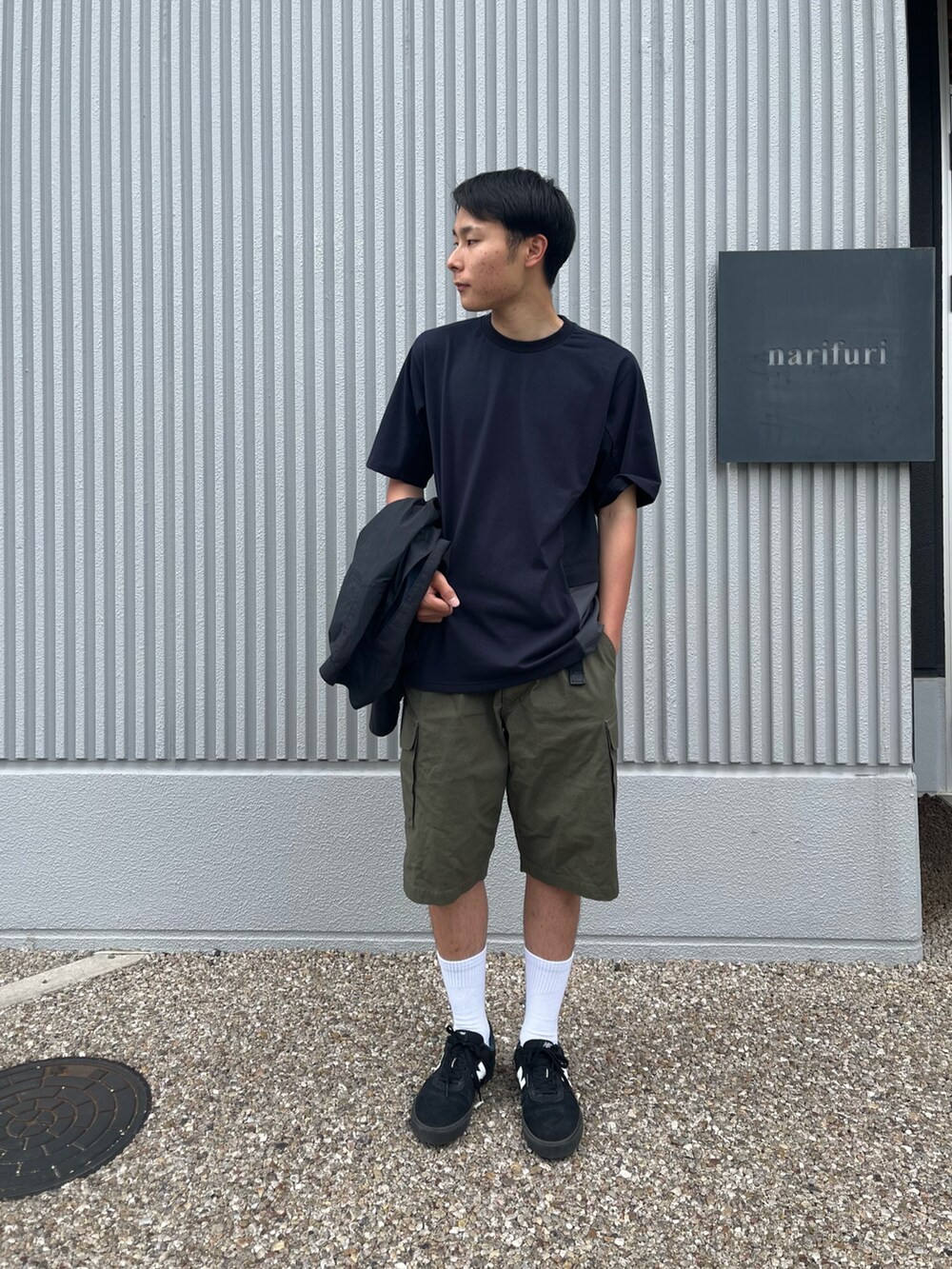 グリーン系のカーゴパンツ、ブルー系のシャツ/ブラウス、ブルー系のTシャツ/カットソーを着用したメンズの春コーディネートの2枚目の写真