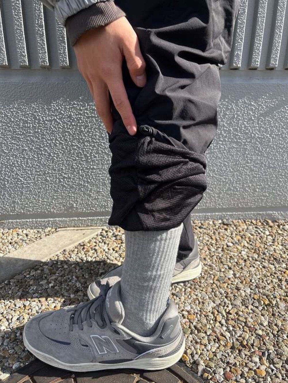 ブラック系のその他パンツ、ベージュ系のダウンベストを着用したメンズの冬コーディネートの3枚目の写真