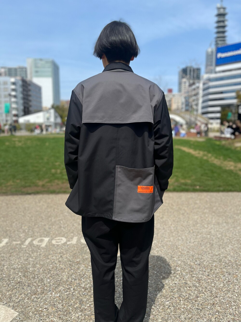 ブラック系のミリタリージャケット、ホワイト系のスウェットを着用したメンズの春コーディネートの2枚目の写真