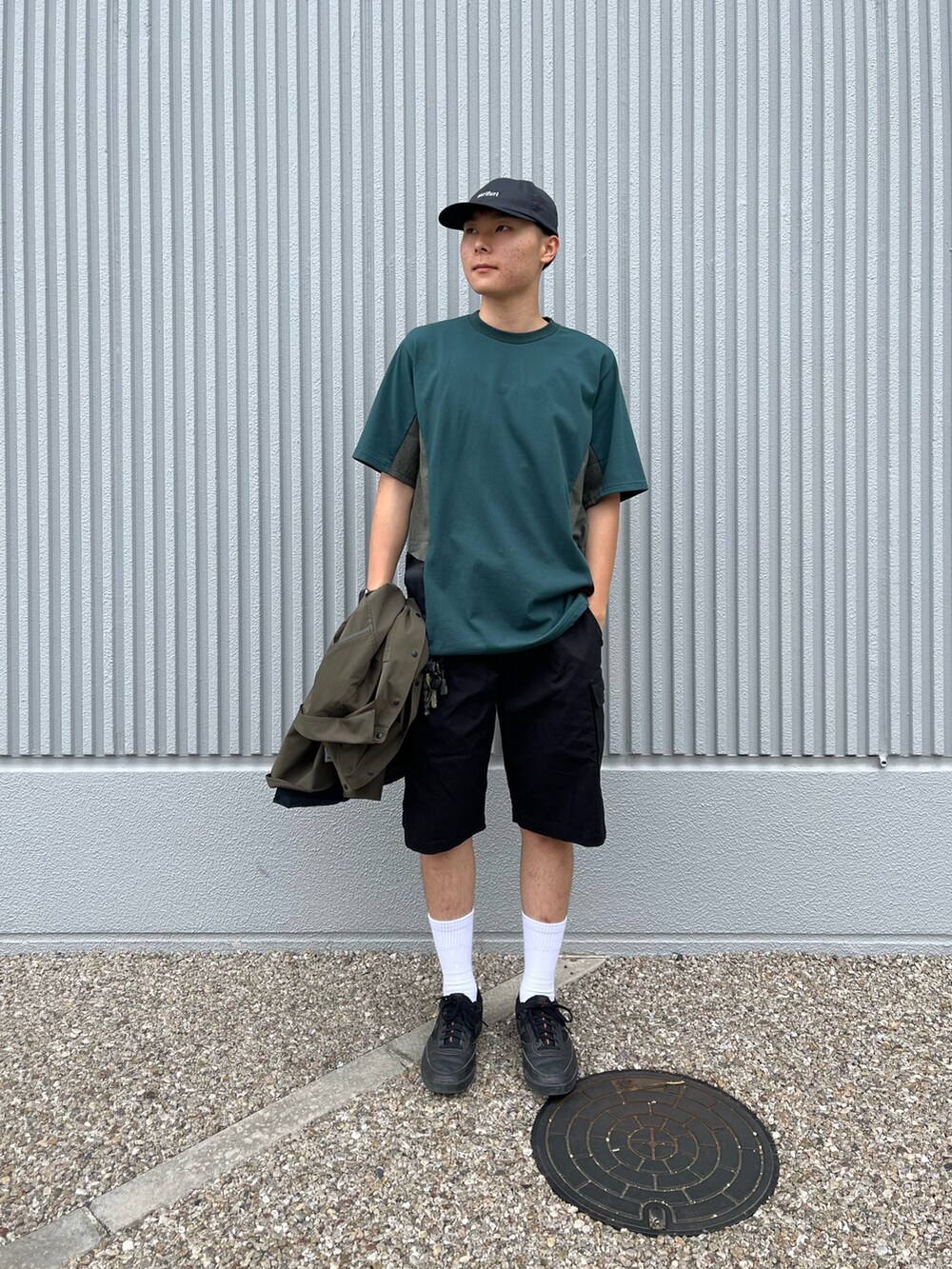 ブラック系のカーゴパンツ、グリーン系のシャツ/ブラウス、グリーン系のTシャツ/カットソーを着用したメンズの夏コーディネートの3枚目の写真
