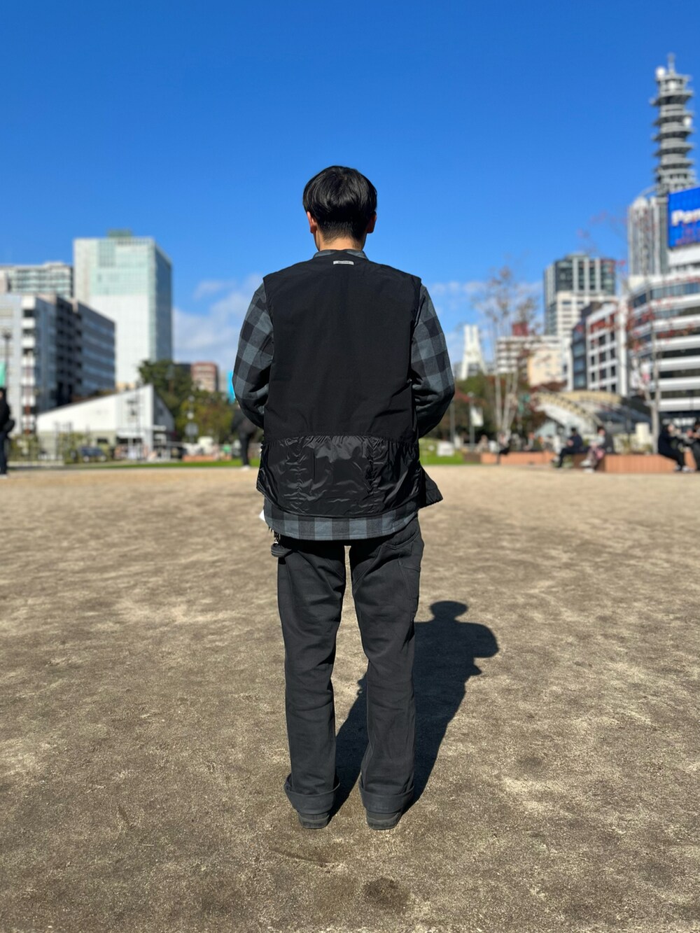 グレー系のシャツ/ブラウス、ブラック系のブルゾン、ブラック系のダウンベストを着用したメンズの秋コーディネートの3枚目の写真