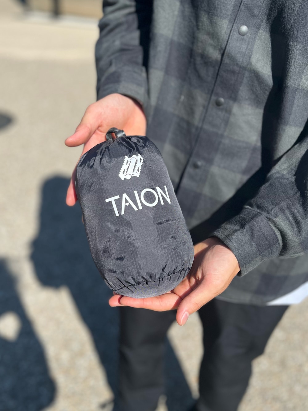 ブラック系のスラックス、グレー系のシャツ/ブラウス、グレー系のダウンベストを着用したメンズの秋コーディネートの3枚目の写真