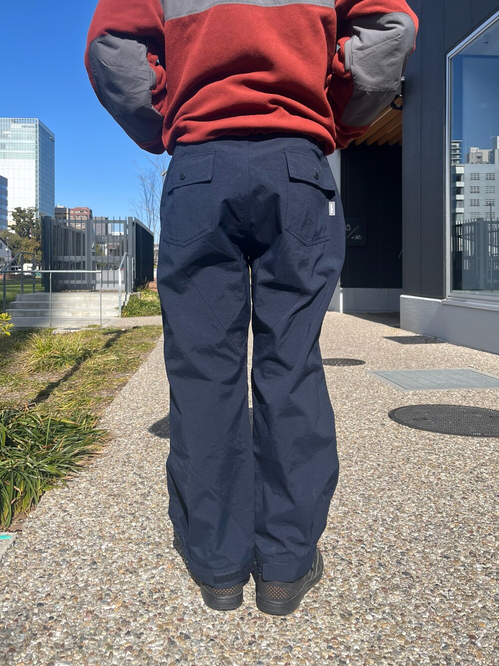 ブルー系のその他パンツ、ブラック系のスニーカーを着用したメンズの冬コーディネートの3枚目の写真