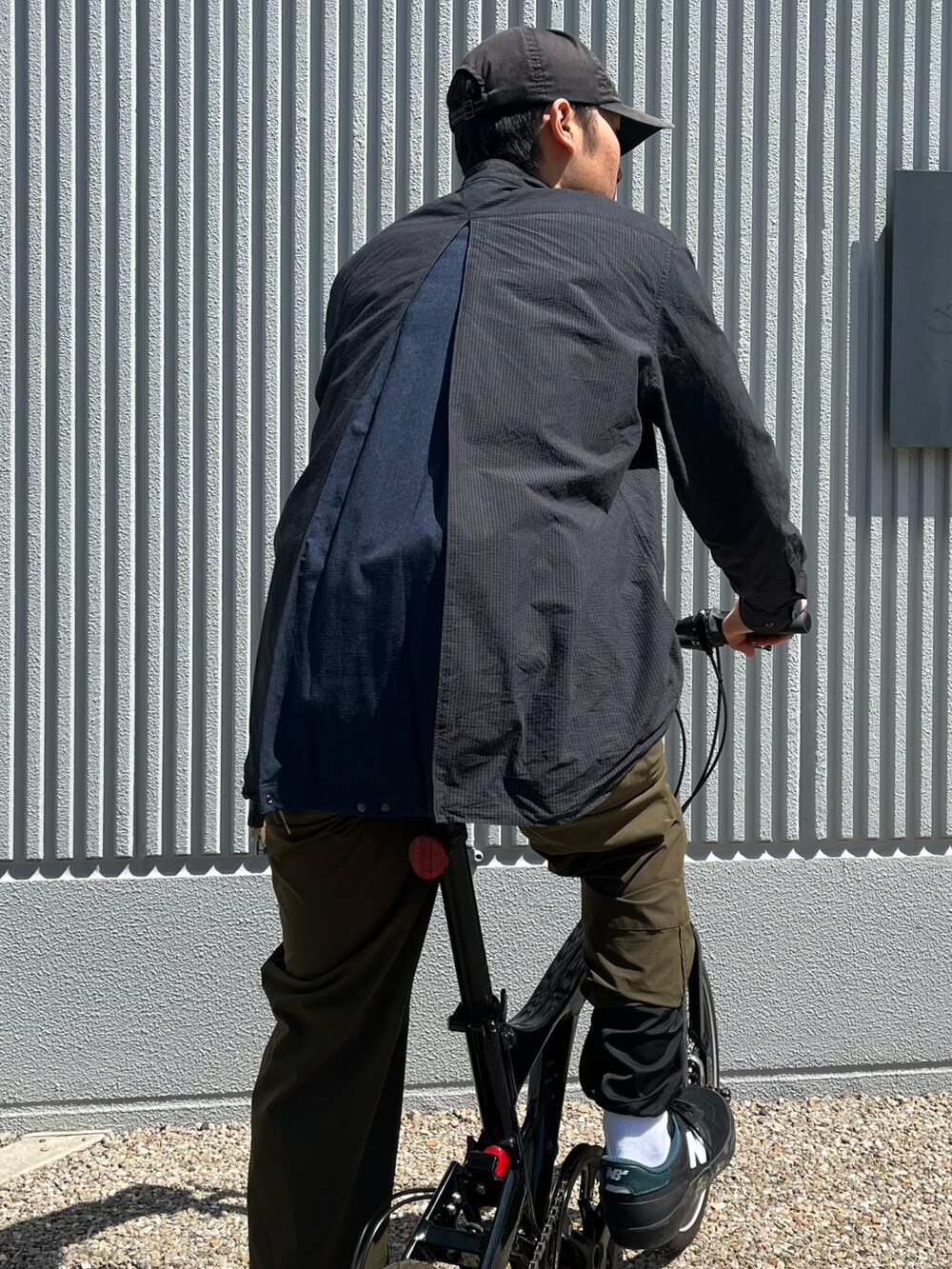 グリーン系のその他パンツ、ブルー系のシャツ/ブラウス、ブラック系のキャップを着用したメンズの春コーディネートの2枚目の写真