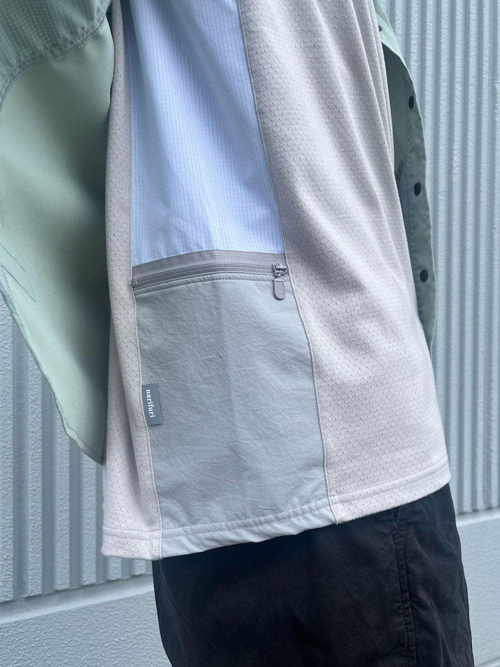 グリーン系のシャツ/ブラウス、グレー系のTシャツ/カットソーを着用したメンズの夏コーディネートの2枚目の写真