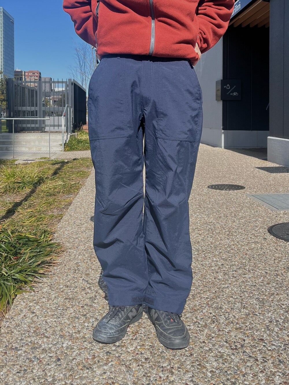 ブルー系のその他パンツ、ブラック系のスニーカーを着用したメンズの冬コーディネートの2枚目の写真