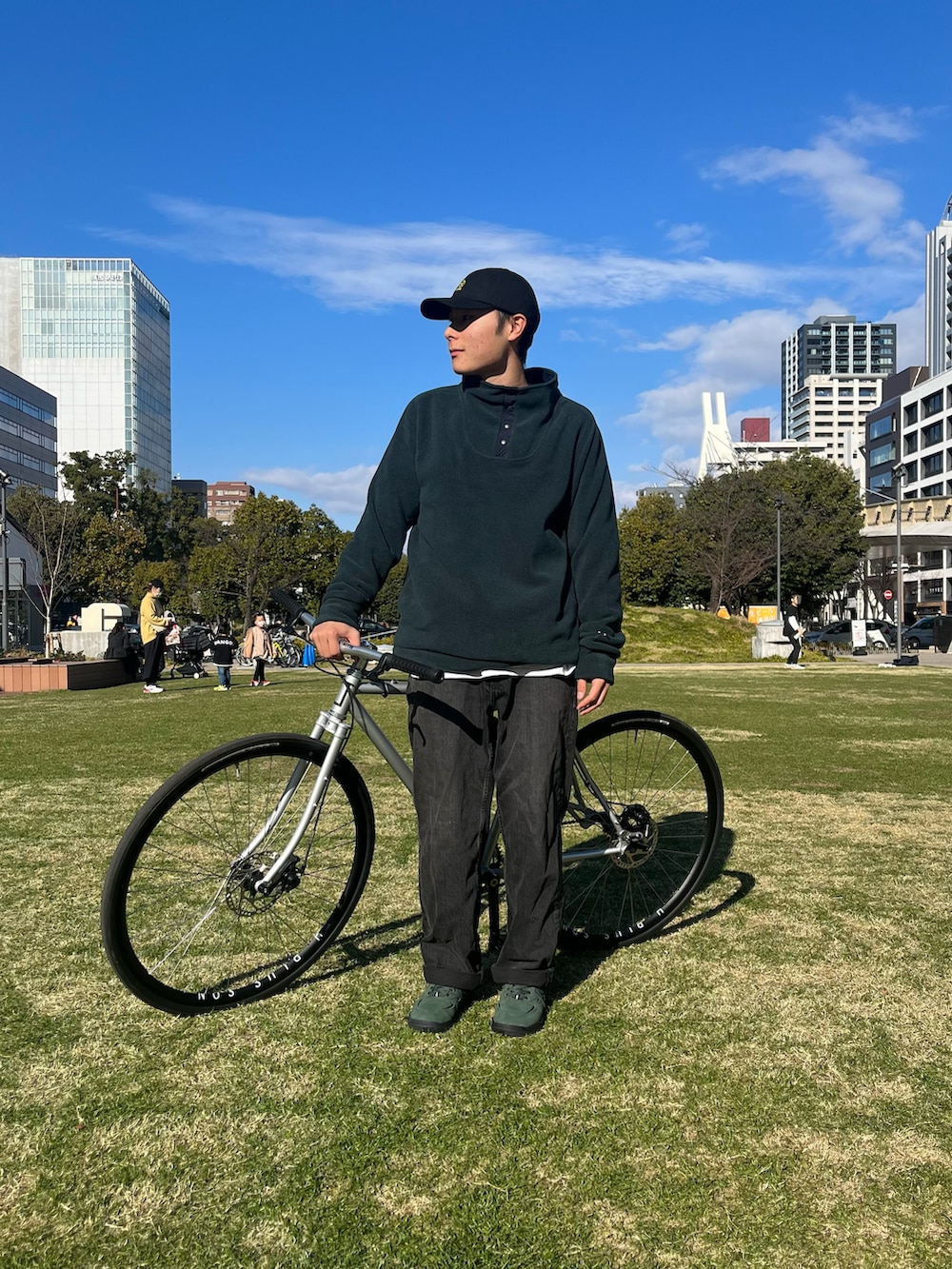 グリーン系のスニーカー、グリーン系のスウェットを着用したメンズの冬コーディネートの2枚目の写真