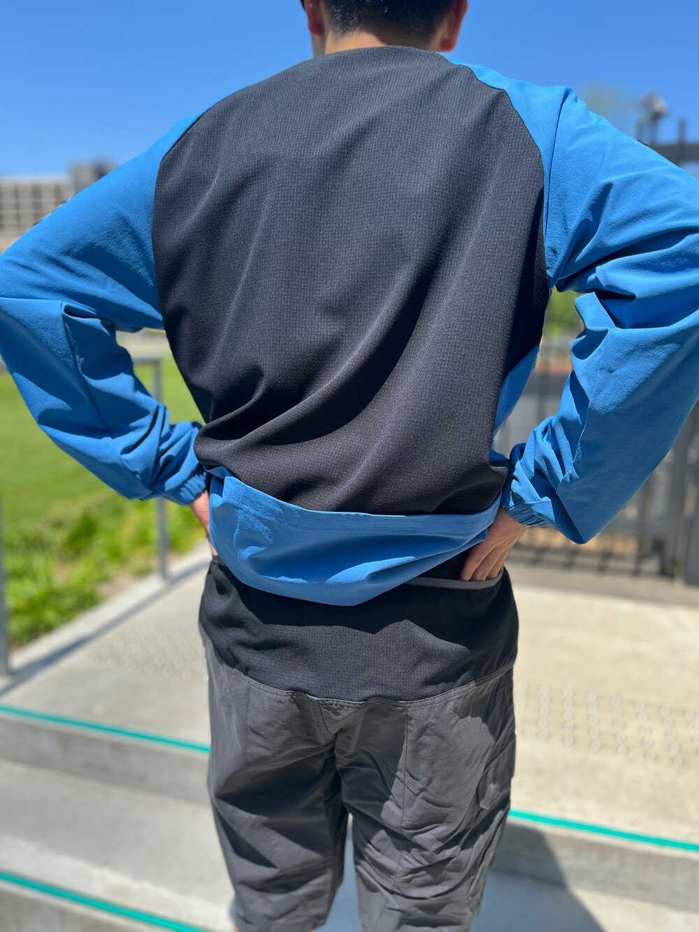 ブラック系のカーゴパンツ、ブルー系のスウェットを着用したメンズの春コーディネートの2枚目の写真