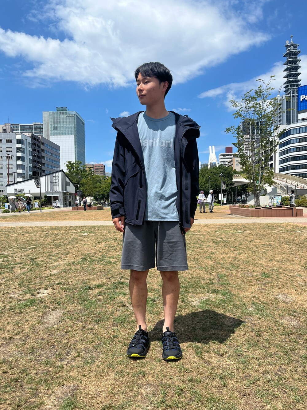 ブルー系のスニーカー、グレー系のその他パンツ、ブルー系のマウンテンパーカーを着用したメンズの夏コーディネートの2枚目の写真