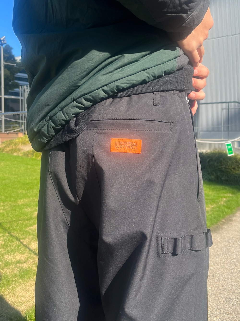 グリーン系のスニーカー、ブラック系のスウェットを着用したメンズの冬コーディネートの2枚目の写真