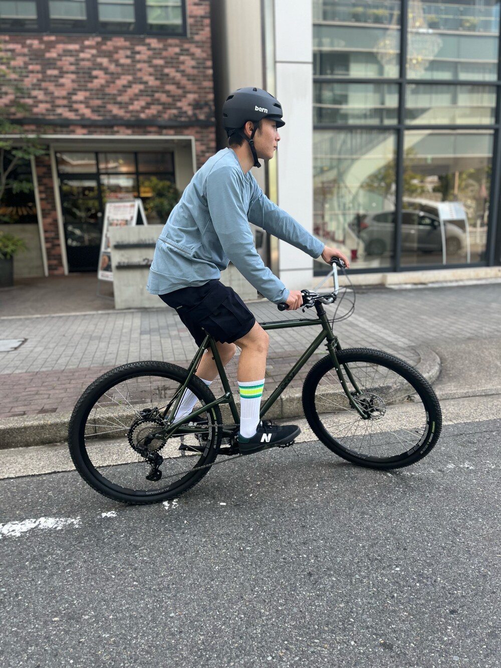 ブルー系のカーゴパンツ、ブルー系のTシャツ/カットソーを着用したメンズの春コーディネートの2枚目の写真