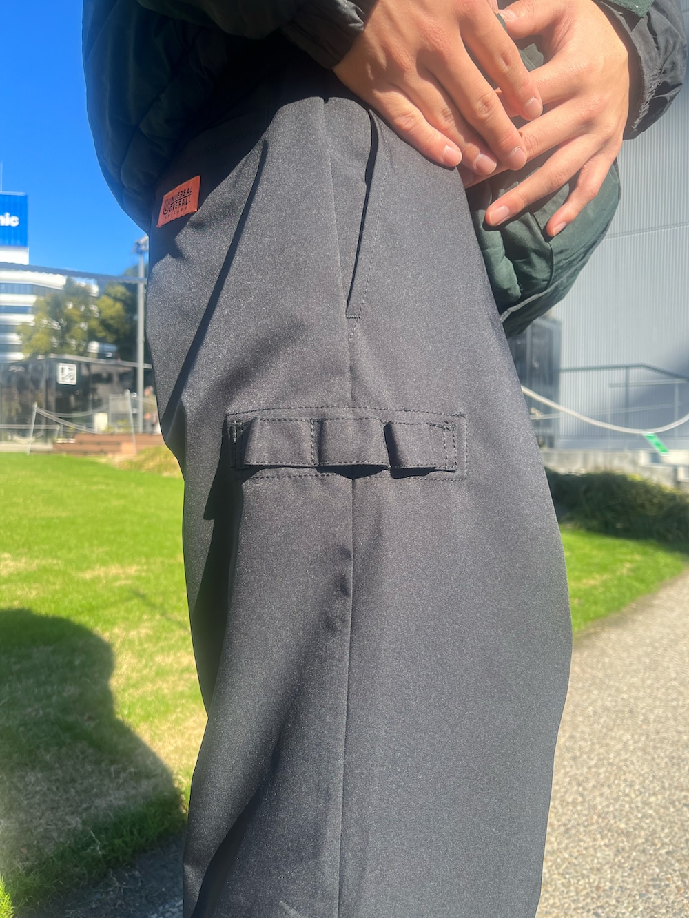 グリーン系のスニーカー、ブラック系のスウェットを着用したメンズの冬コーディネートの3枚目の写真