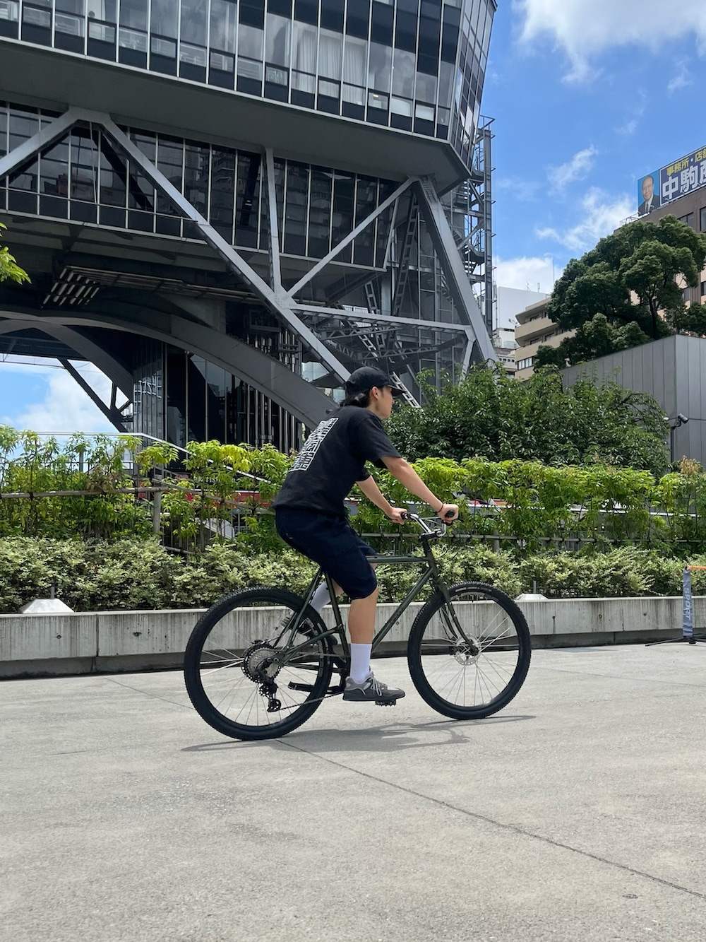 ブルー系のカーゴパンツ、ブラック系のベルトを着用したメンズの夏コーディネートの2枚目の写真