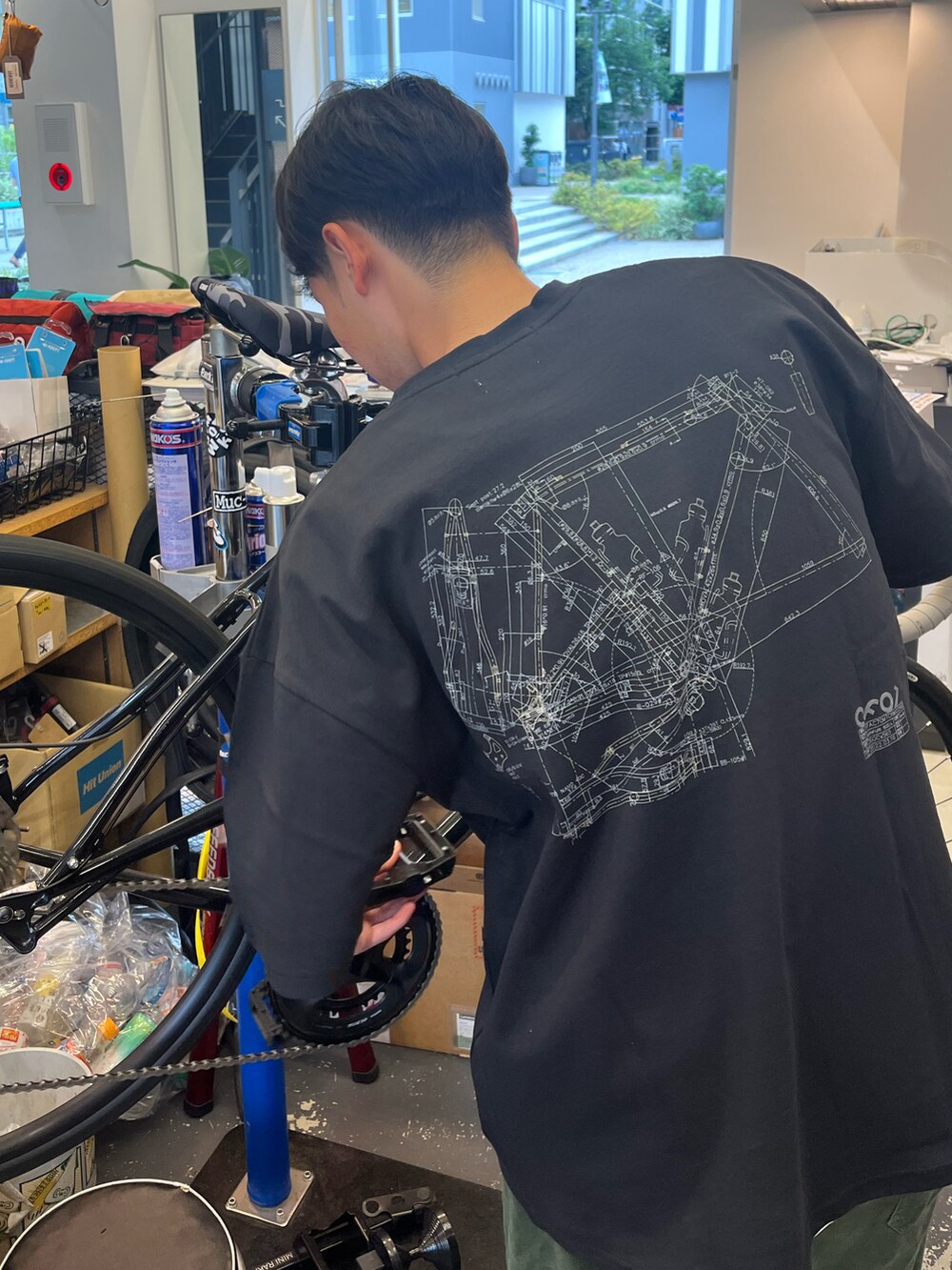 ブラック系のTシャツ/カットソーを着用したメンズの夏コーディネートの3枚目の写真