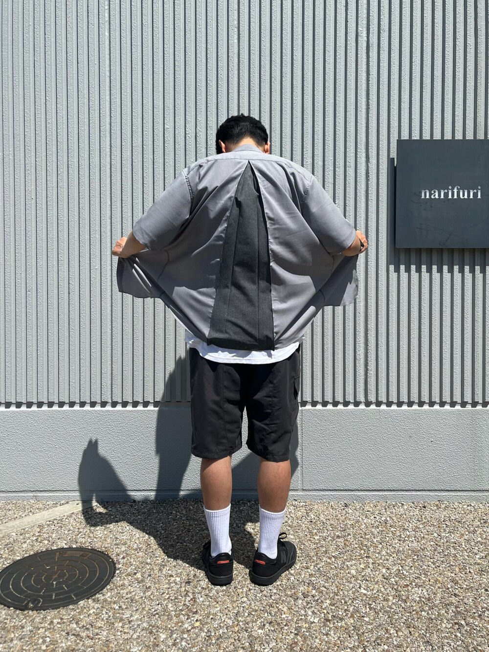 ブラック系のカーゴパンツ、グレー系のシャツ/ブラウス、ホワイト系のTシャツ/カットソーを着用したメンズの春コーディネートの3枚目の写真