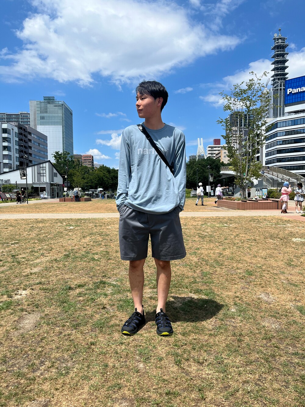 ブルー系のスニーカー、グレー系のその他パンツ、ブルー系のマウンテンパーカーを着用したメンズの夏コーディネートの4枚目の写真