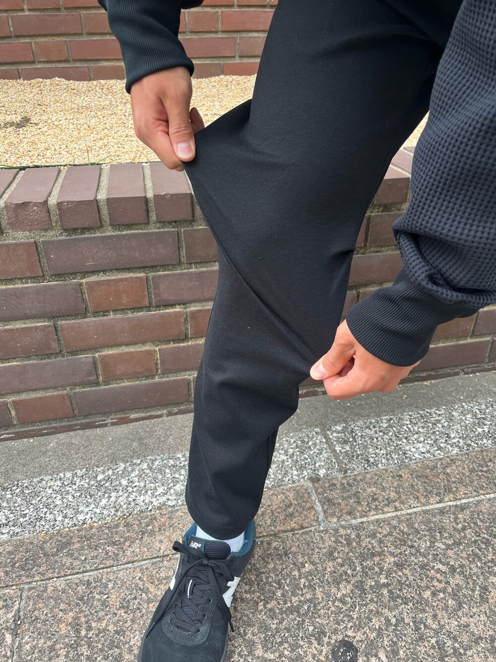 ブラック系のスウェット、ブラック系のその他パンツを着用したメンズの春コーディネートの2枚目の写真