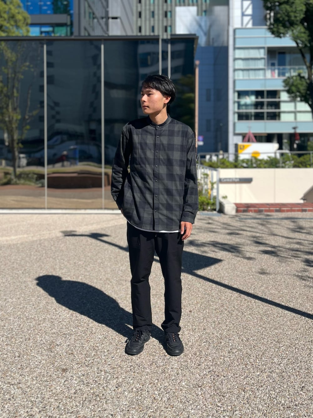 ブラック系のスラックス、グレー系のシャツ/ブラウス、グレー系のダウンベストを着用したメンズの秋コーディネートの4枚目の写真