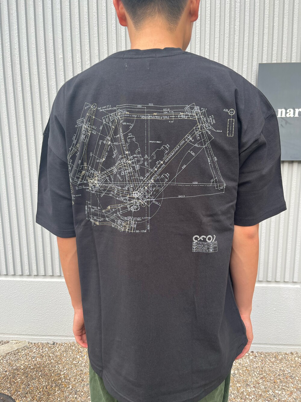 ブラック系のTシャツ/カットソーを着用したメンズの夏コーディネートの2枚目の写真