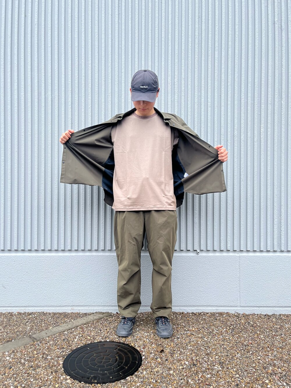 グリーン系のその他パンツ、グリーン系のシャツ/ブラウス、ベージュ系のTシャツ/カットソーを着用したメンズの夏コーディネートの2枚目の写真