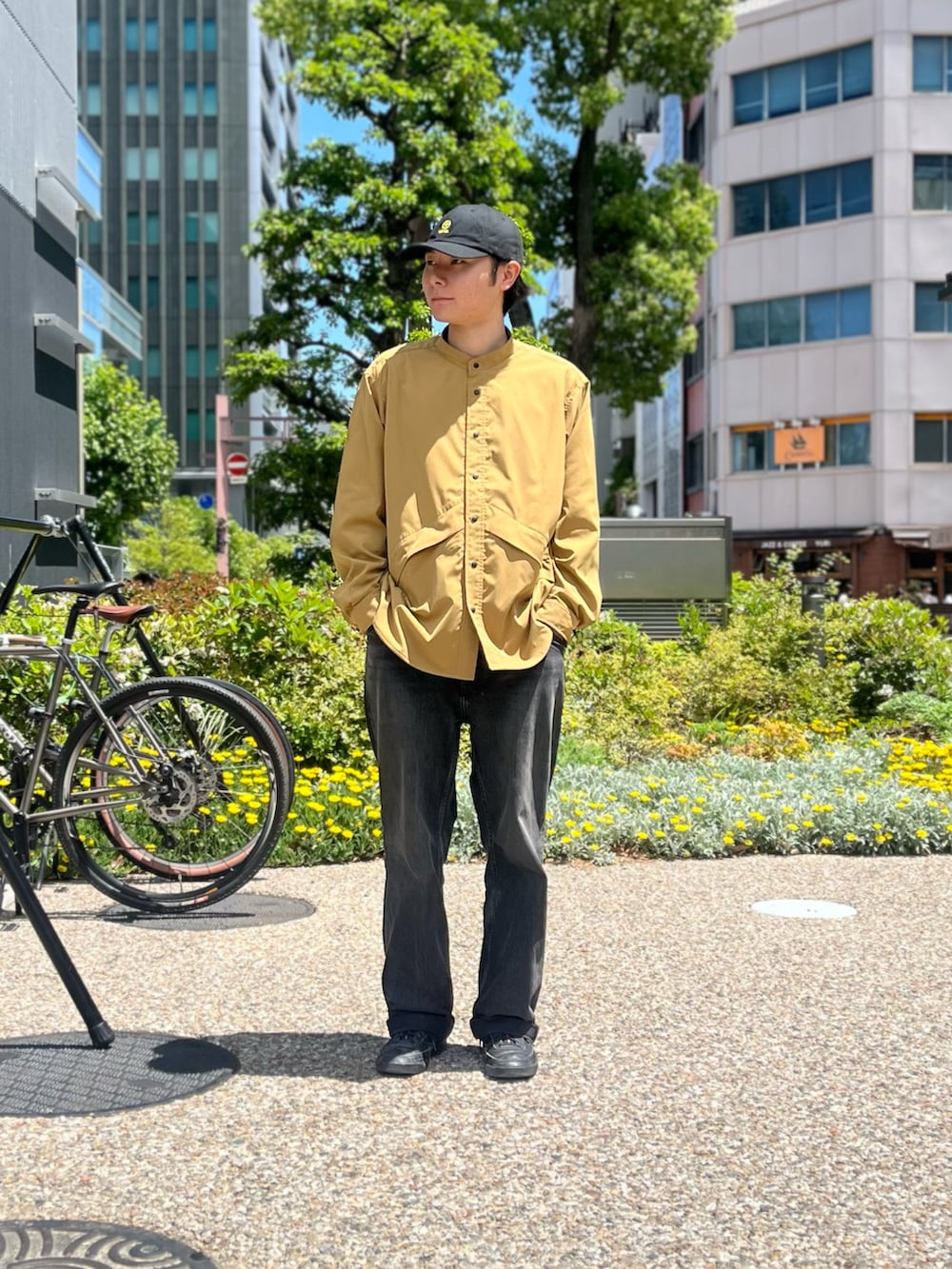 イエロー系のシャツ/ブラウスを着用したメンズの春コーディネートの2枚目の写真