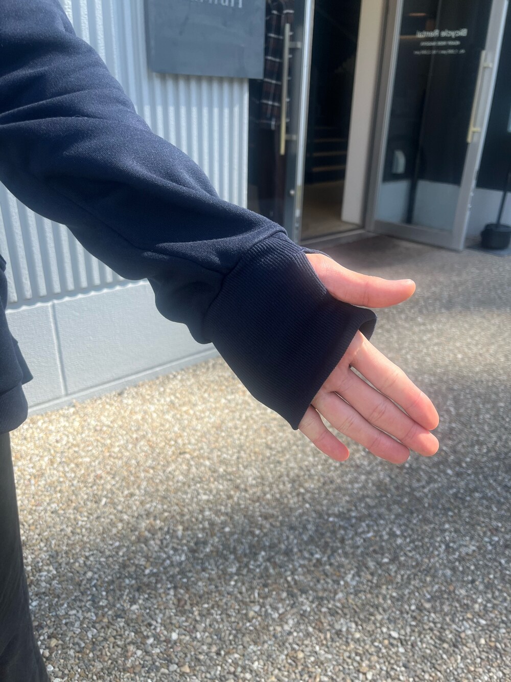 ホワイト系のスウェット、ブルー系のパーカーを着用したメンズの秋コーディネートの2枚目の写真