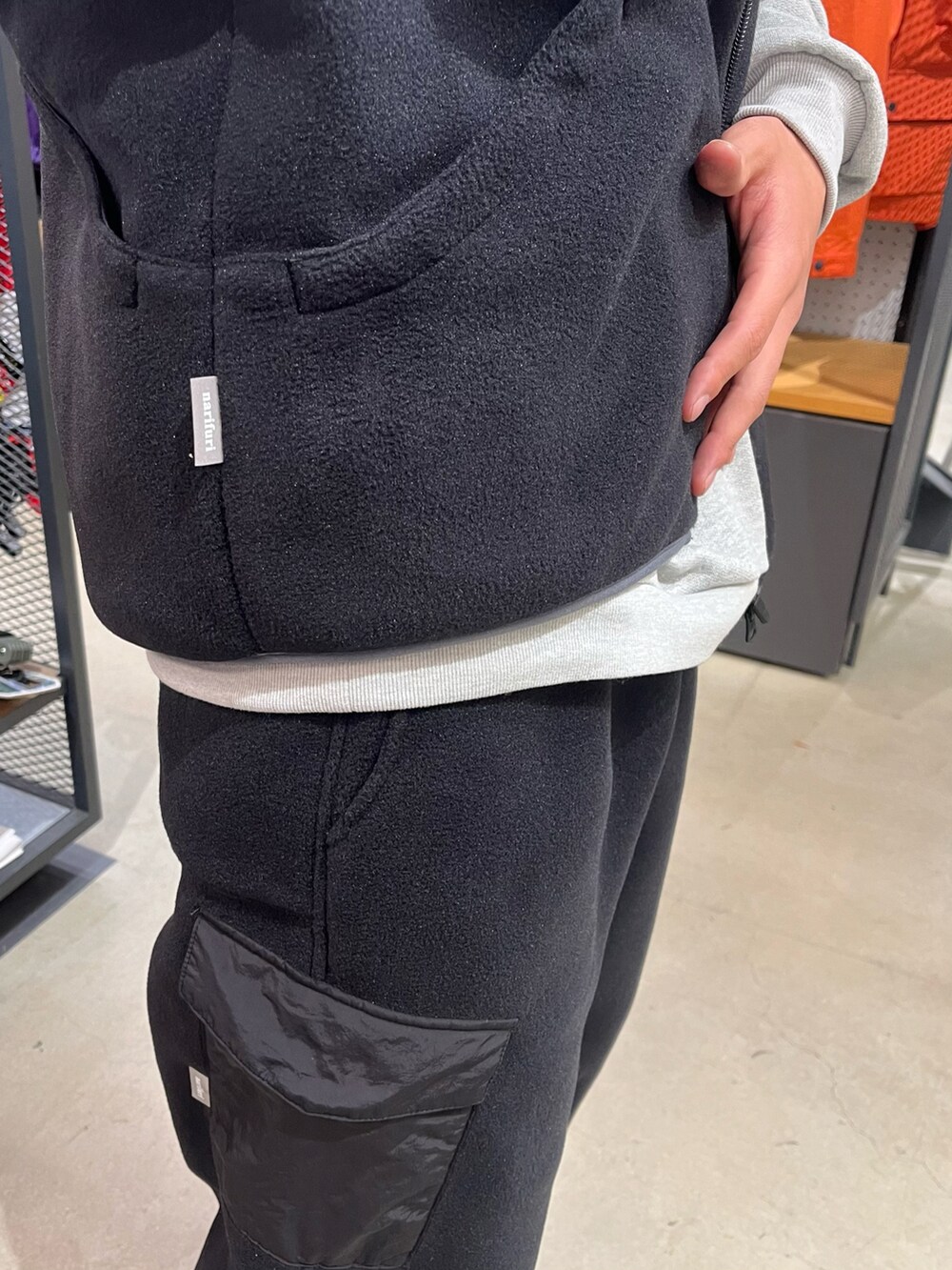 ブラック系のスニーカー、ブラック系のカーゴパンツ、グレー系のスウェットを着用したメンズの冬コーディネートの3枚目の写真