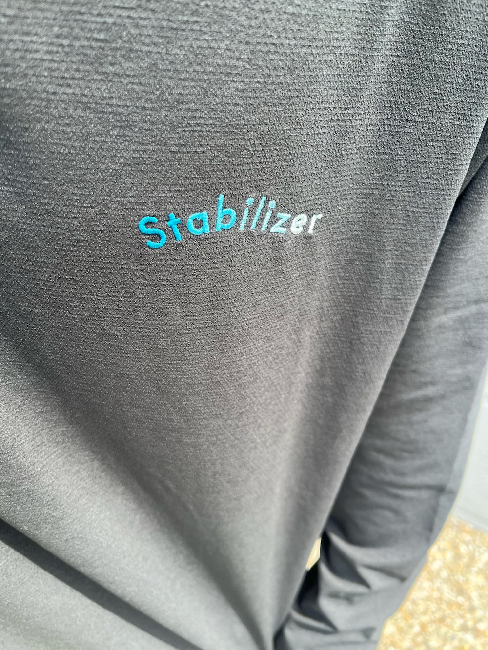 ベージュ系のブルゾン、ブラック系のTシャツ/カットソーを着用したメンズの春コーディネートの3枚目の写真